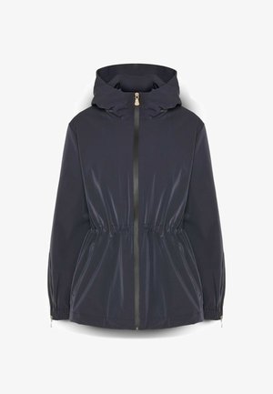 Chaqueta cortavientos azul marino con cuello alto, cintura ajustable con cordón, cremallera frontal y puños con cremallera. Tela suave y ligera con acabado brillante.