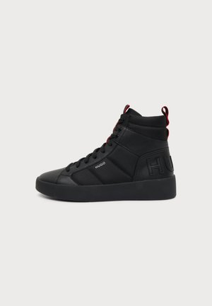 Basket montante noire avec lacets, languettes rouges, tissu texturé et panneaux en cuir, et marquage "HUGO" sur le côté et le talon.