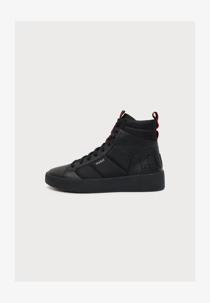 Μαύρο sneaker υψηλής κορυφής με κορδόνια, κόκκινες θηλιές για τράβηγμα, υφασμάτινη υφή και δερμάτινα πάνελ, με λογότυπο "HUGO" στο πλάι και τη φτέρνα.