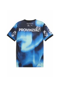 Kortærmet sportsbluse i blå og sort med et gradientmønster, hvide tekster og logoer samt en rund sort halsudskæring.