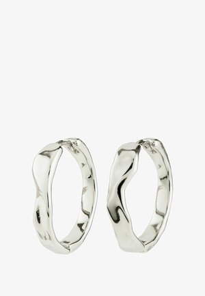 Srebrne kolczyki koła o falistym wzorze. Gładka struktura, błyszczące wykończenie i ciągły, nieprzerwany kształt. Pasują do różnych stylów.