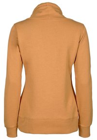 Jersey naranja de manga larga con cuello alto. Tejido suave, diseño ajustado y puños y bajo con canalé. Detalle de costuras a lo largo de la espalda.