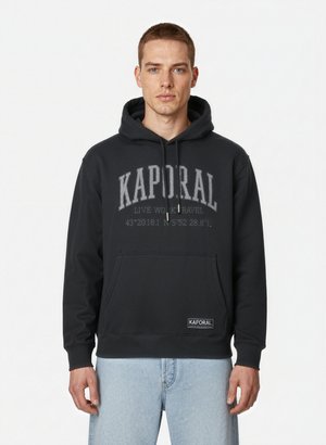Felpa nera in un materiale morbido, con tasca a canguro frontale, cappuccio con cordino e grafiche testuali "KAPORAL" sul petto.