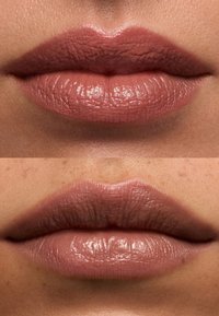 Närbild av två uppsättningar av läppar, en med en matt, texturerad yta och den andra glänsande. Båda är i en mjuk rosa/nude-färg som framhäver de naturliga konturerna.