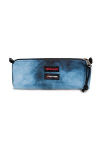 Trousse bleue avec un effet tie-dye, dotée d'une fermeture éclair et de quincaillerie noires, ainsi que des logos de Gremlins et Eastpak. Surface en tissu texturé.