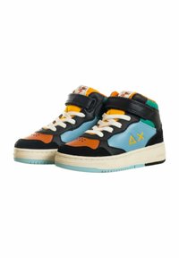 Sneaker alte con pannelli neri, arancioni, teal e azzurri. Presentano una strap in velcro, lacci bianchi e dettagli in suede testurizzato.
