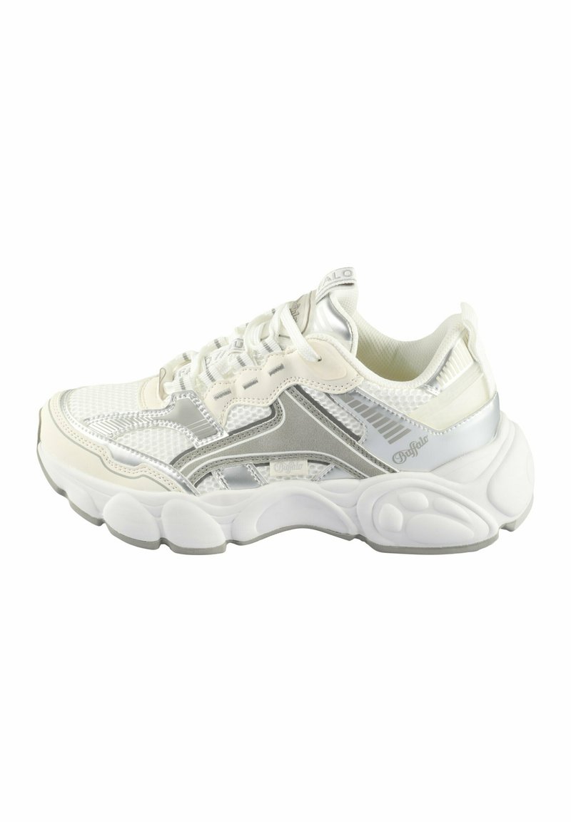 Valge sportlik tauts, millel on hõbedased detailid, võrkmaterjalist pealisosa, pehme põhi ja tekstuursed mustrid. Omab paelu ja bränditud detaile kanna lähedal.