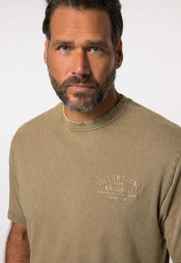 Oliven grøn bomulds t-shirt med rund hals, der har et tekstureret broderet logo med teksten "Yellowstone National Park USA."