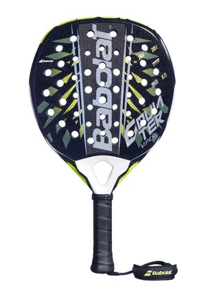 Sort og gul Babolat padel-ketcher med perforeret overflade, tekstureret håndtag og håndledsrem isoleret på hvid baggrund.