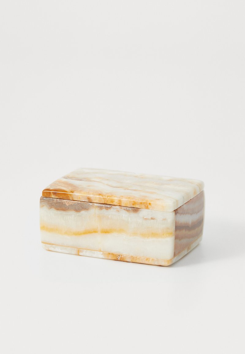 Suoraluontoinen onyxista valmistettu suoralaitainen laatikko, jossa on kerroksellisia beige, kerma ja ruskea sävyjä, ja jossa on sileä pinta sekä tasainen kansi.