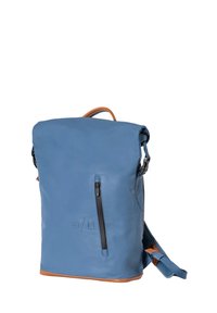Zaino in pelle blu con design a risvolto e tasca frontale con zip. Presenta dettagli marroni e spallacci regolabili.