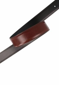 Cintura in pelle marrone con una finitura lucida, con un sottosquadro nero opaco e un'area della fibbia liscia e arrotondata.