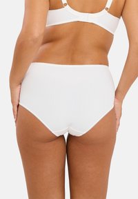 Witte geribbelde onderbroek met hoge taille, voorzien van een golvende rand, een zachte textuur en een minimalistisch ontwerp voor comfort en bedekking.