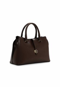 Borsa a mano in pelle marrone con un design strutturato, doppio manico e dettaglio a chiusura circolare dorata. Texture liscia con accenti hardware minimi.