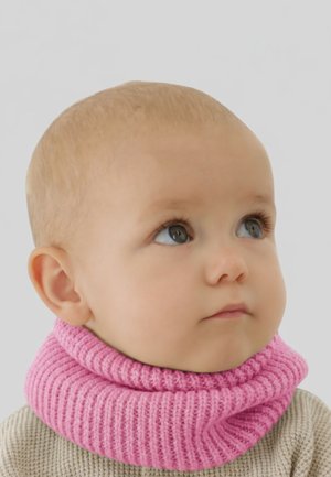 Scaldacollo rosa lavorato a maglia con texture a costine, indossato sopra un maglione di maglia beige chiaro. Il design è aderente e avvolge il collo.