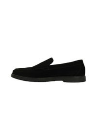 Mocassins en daim noir avec un bout arrondi et un design à enfiler. Présente une semelle en caoutchouc plate et des accents de couture subtils le long de la tige.