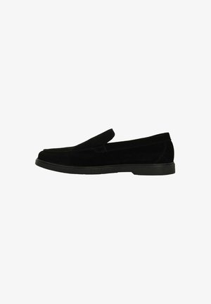 Schwarze Wildleder-Loafer mit runder Zehenform und Schlupfdesign. Sie verfügen über eine flache Gummisohle und dezente Nähte entlang des Obermaterials.