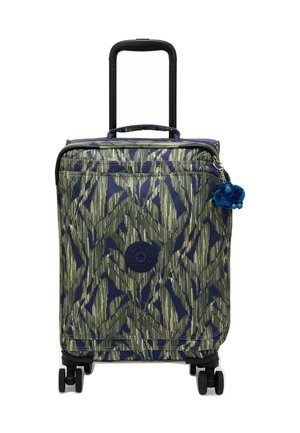 Valigia trolley con motivo astratto di foglie verdi e blu navy, quattro ruote nere, manico telescopico e charm portachiavi in peluche blu.