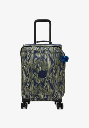 Valise trolley avec motif abstrait de feuilles vertes et bleu marine, quatre roues noires, poignée télescopique et breloque en peluche bleue.