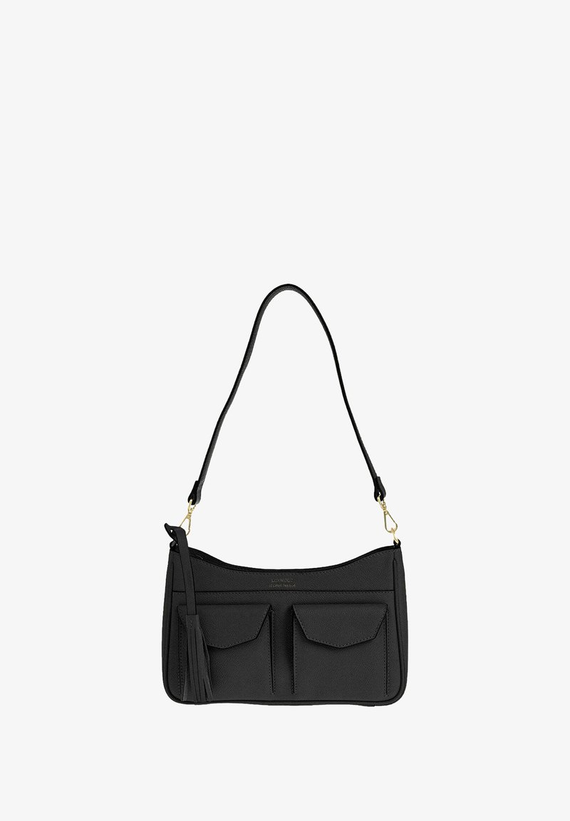 Sac en bandoulière synthétique noir avec une texture lisse, deux poches avant, un accent en frange et une fine bandoulière. Détails en métal doré.