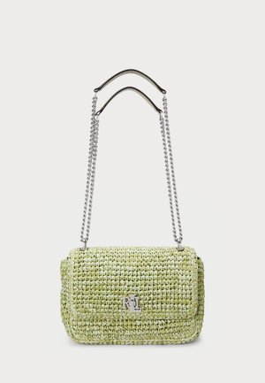 Bolso bandolera tejido en verde claro con correas de cadena plateada y logo RL en el cierre de la solapa frontal.