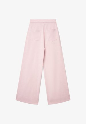 Pantalon à jambes larges en tissu rose clair, présentant une texture lisse, une taille haute et deux poches arrière avec rabats inclinés.