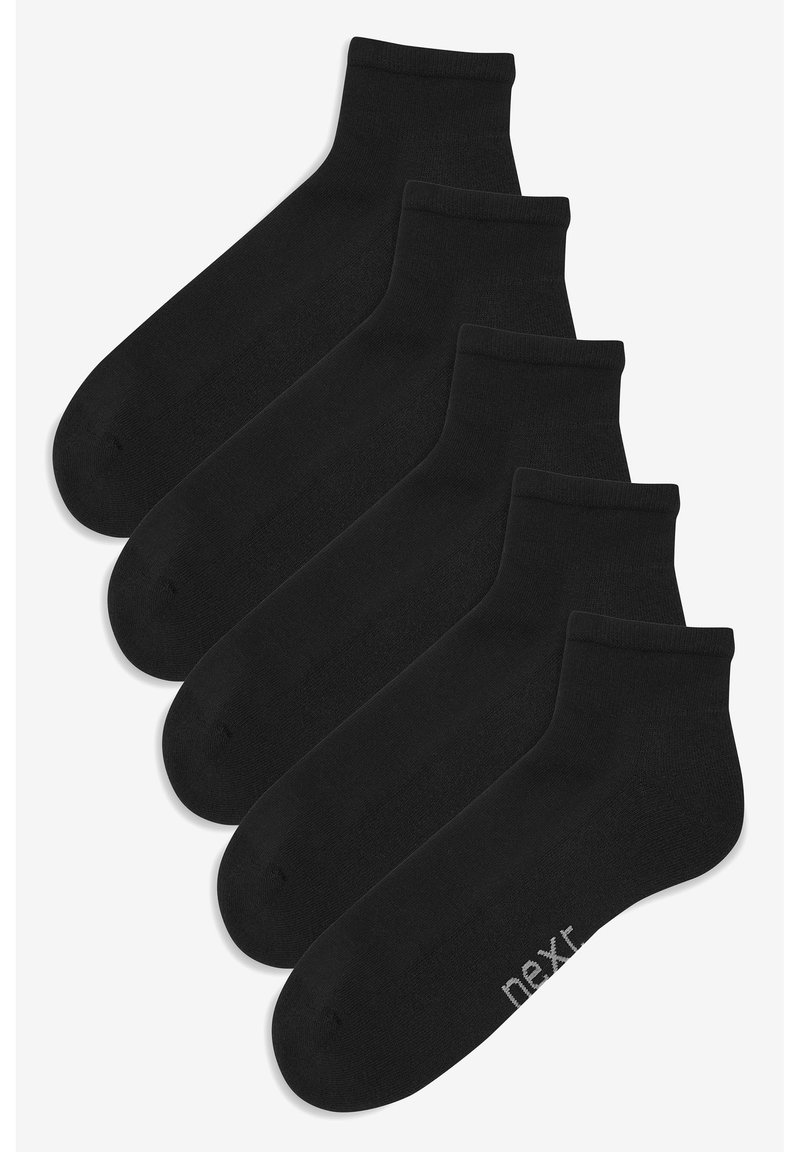 Calcetines negros hasta el tobillo, cinco pares. Fabricados con una tela suave y de textura lisa. Cada calcetín tiene un puño acanalado y presenta "nexr" impreso en gris.