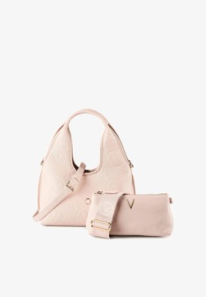 Roze leren handtas met geperst logo patroon, halfcirkelvorm, afneembare mini portemonnee en verstelbare riem. Voorzien van goudkleurige accenten.