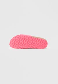 Roze rubberen sandaalzool met een golvend patroon, voorzien van een kurken voetbed en een gladde, ronde rand.