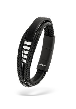 Schwarzes Leder-Armband mit mehreren Strängen, geflochtenen und glatten Bändern, silbernen Metallakzenten und einem schwarzen Magnetverschluss mit der Gravur "s.Oliver".