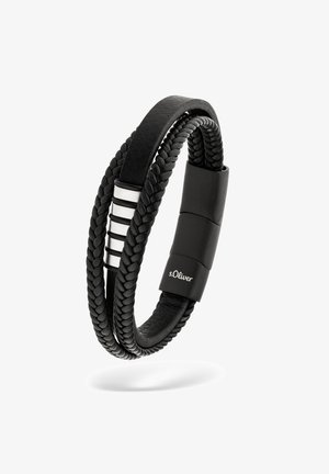 Schwarzes Leder-Armband mit mehreren Strängen, geflochtenen und glatten Bändern, silbernen Metallakzenten und einem schwarzen Magnetverschluss mit der Gravur "s.Oliver".