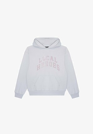 Jasnoszara bluza z kapturem z przednią kieszenią typu kangur, sznurek do regulacji kaptura oraz napis "LOCAL HEROES" w różowych cyrkoniach na klatce piersiowej.