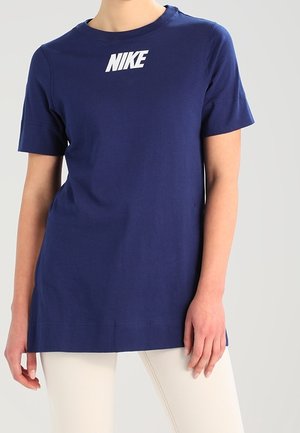 Granatowy bawełniany T-shirt z krótkimi rękawami, okrągłym dekoltem i białym logo Nike na wysokości klatki piersiowej. Prosty brzeg dolny.