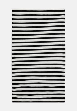 Ristkülikukujuline kangas, millel on ühtlaselt paigutatud horisontaalsed musta ja valge triibud, mis vahelduvad kogu pinna ulatuses.