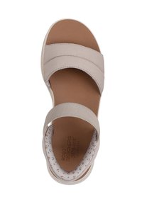 Beige Sandale mit zwei strukturierten Stoffriemen, gepolstertem Fußbett, weißer Außensohle und gemustertem Innenraum. Geeignet für den Alltag.