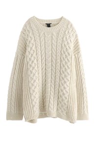 Cremefarvet strikket sweater med kabeldesign, rund halsudskæring og dropped shoulders. Den teksturerede stof giver visuel interesse.
