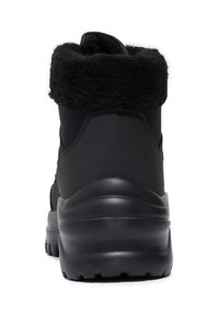 Czarne botki za kostkę z miękką futrzaną podszewką w kołnierzu, wykonane z teksturowanego materiału syntetycznego, z zaokrąglonym noskiem i wzorzystą gumową podeszwą.