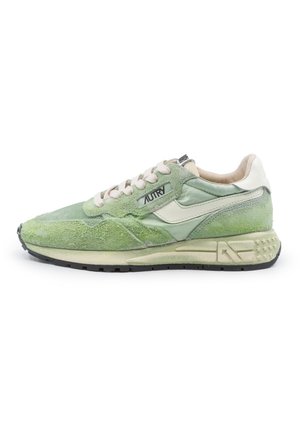 Sneaker basso in camoscio verde chiaro e tessuto con dettagli bianchi, lacci crema e suola in gomma nera, con marchio "AUTRY" sul lato.