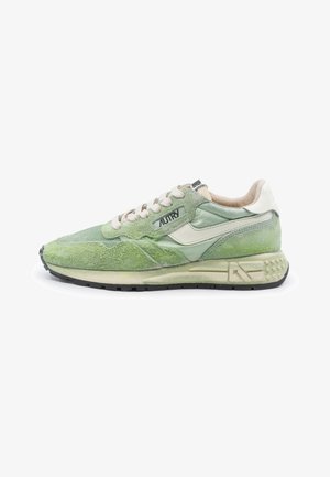 Sneaker basso in camoscio verde chiaro e tessuto con dettagli bianchi, lacci crema e suola in gomma nera, con marchio "AUTRY" sul lato.
