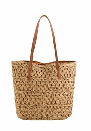 Sac cabas en paille tressée couleur fauve avec motif en treillis ouvert et deux longues anses en cuir marron, doublé de tissu imprimé léopard.