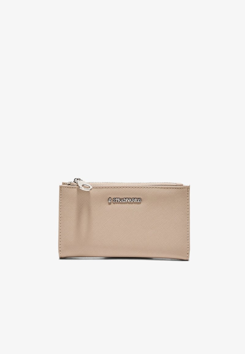 Portefeuille rectangulaire beige avec fermeture éclair, surface texturée et logo "Stradivarius" argenté au centre avant.