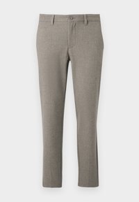 Pantalones de vestir ajustados grises con cierre de botón y cremallera, trabillas para cinturón y bolsillos laterales, exhibidos sobre un fondo blanco.