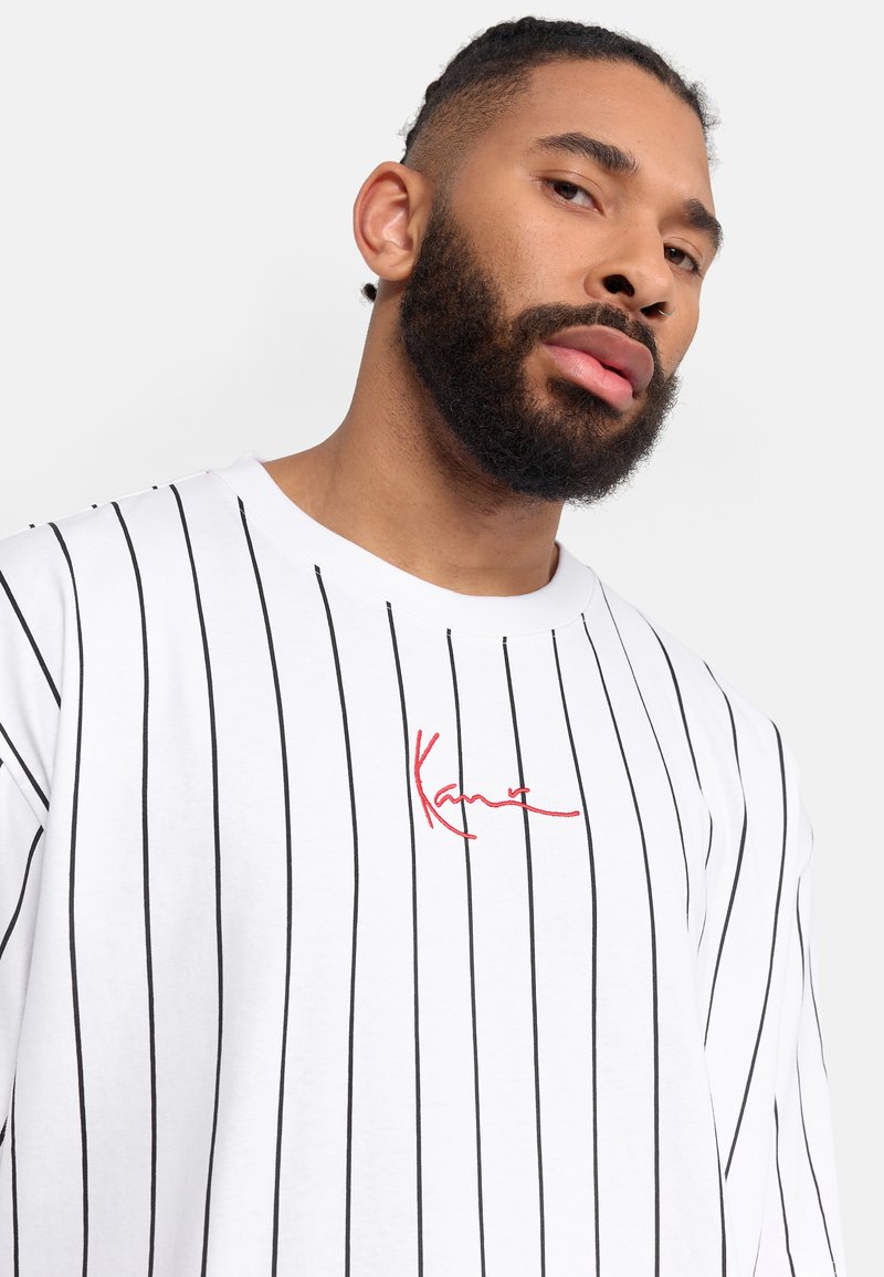 Karl Kani - SMALL SIGNATURE PINSTRIPE TEE - T-shirt imprimé - white, Agrandir