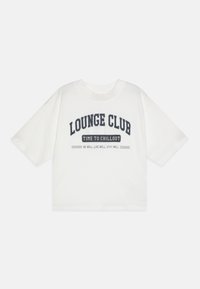 Camiseta blanca de algodón con mangas cortas. En la parte frontal presenta "LOUNGE CLUB" y "TIME TO CHILLOUT" en impresión color marino. Diseño de corte relajado y cuello redondo.