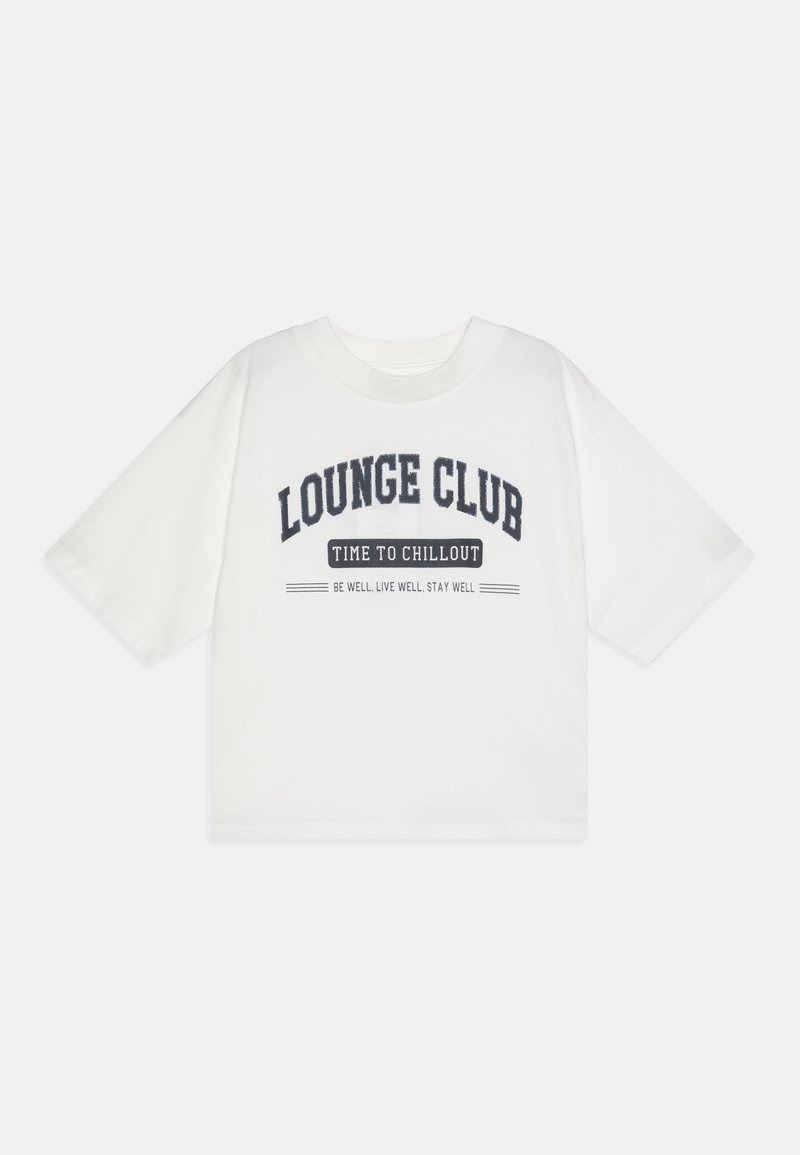Λευκό βαμβακερό t-shirt με κοντά μανίκια. Στο μπροστινό μέρος αναγράφονται "LOUNGE CLUB" και "TIME TO CHILLOUT" με ναυτικό τύπωμα. Χαλαρή εφαρμογή και σχέδιο με στρογγυλή λαιμόκοψη.