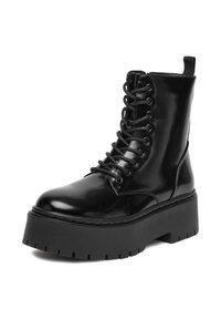 Czarne botki za kostkę na sznurowanie z błyszczącej patynowej skóry, gruba platforma oraz wyraźne bieżniki. Zawierają uchwyt do łatwego zakładania.