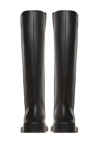 Bottes hautes en cuir noir avec une texture lisse, un design droit, un détail de couture à l'arrière et des semelles plates. Discrètes languettes de tirage en haut.