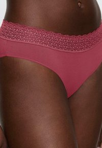 Różowe figi damskie w kolorze malinowym z teksturowanym koronkowym pasem, gładkiego materiału i klasycznym kroju hipster dla wygody i dopasowania.