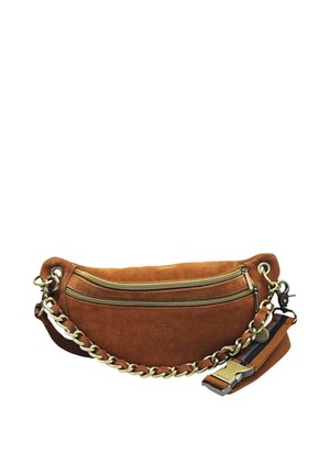 Sac bandoulière en daim marron avec deux fermetures éclair horizontales dorées, une grosse chaîne dorée en bandoulière et une sangle amovible en tissu avec boucle.