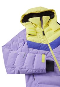 Lila und gelbe Steppjacke mit Kapuze; bietet eine gesteppte Textur, geometrische Farbblocke, eine verdeckte Reißverschlusstasche und verstellbare Bündchen.